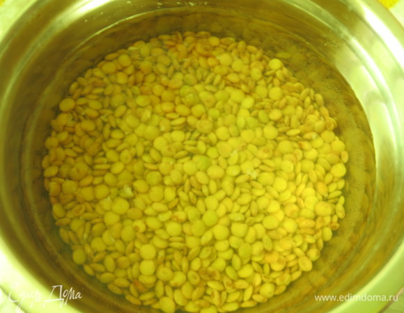 Замачиваем чечевицу на пару часов.