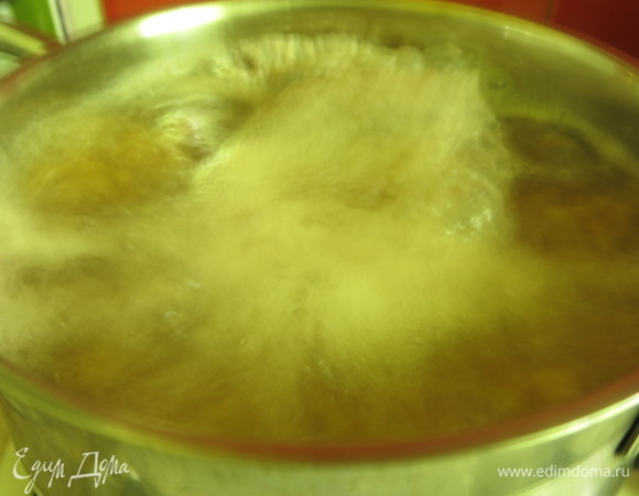 Отвариваем 40–50 минут. Даем закипеть, уменьшаем огонь и варим, снимая пену.