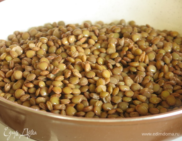 Разогреваем масло и кладем чечевицу на сковороду.