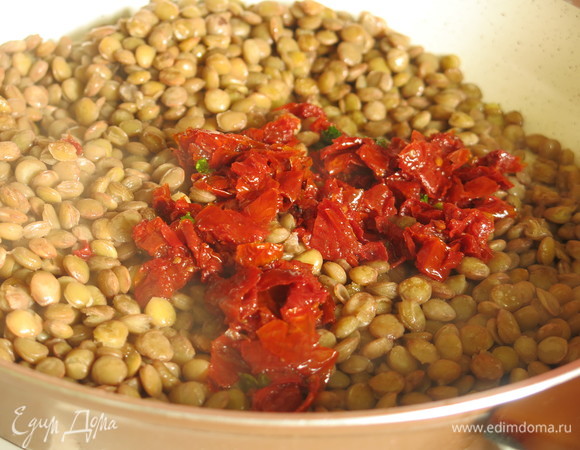 Кладем томаты к чечевице, перемешиваем. Выключаем огонь.
