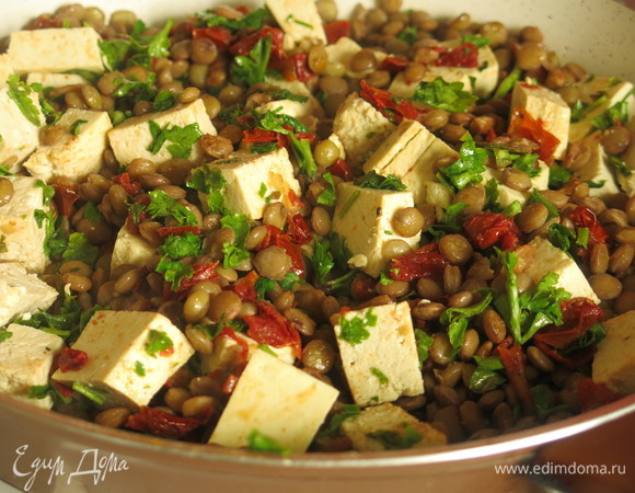 Кладем зелень и брынзу (тофу).