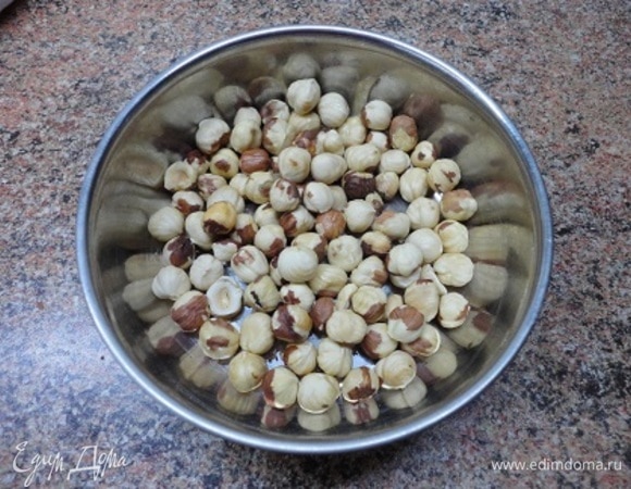 Изюм я замачивала на 30 минут в лимончелло. Фундук подсушила в духовке, затем высыпала на полотенце, накрыла второй половиной и прокатала руками, чтобы очистить от шелухи, но, как видите, без фанатизма.