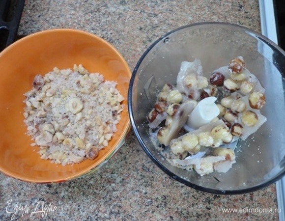 Я поломала его на кусочки и частями измельчила в блендере.