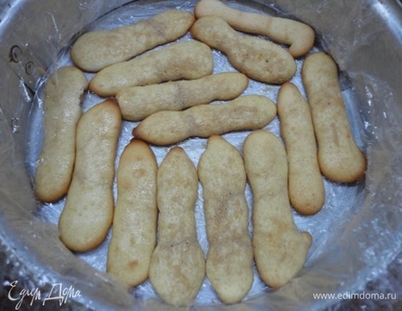 Разъемную форму (23 см) выстилаем пищевой пленкой и выкладываем печенье, смоченное в смеси кофе и 50 мл кофейного ликера, затем — сливочно-шоколадный крем и снова слой печенья. Затянуть сверху пленкой и поставить в морозильную камеру минимум на 4 часа. Мне потребовалось больше времени на 1 час.