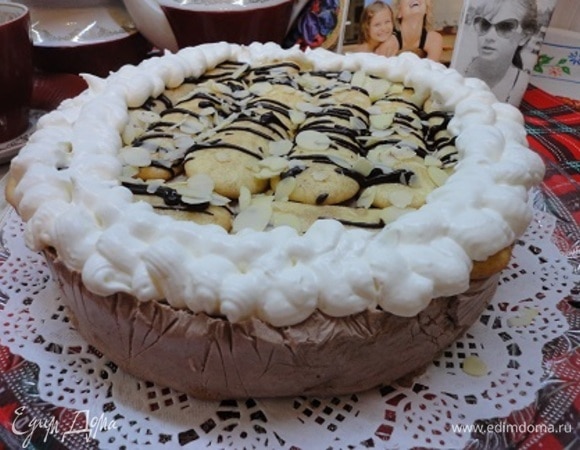 Застывший торт освобождаем от формы и пленки. Поливаем шоколадом, посыпаем миндальными лепестками и украшаем взбитыми в крепкую пену сливками.