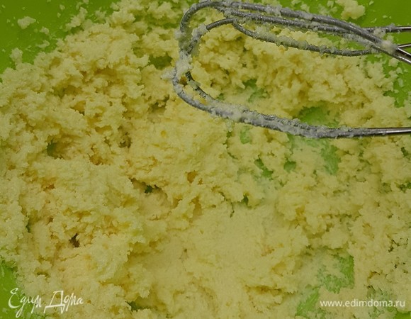 Размягченное сливочное масло взбить с сахаром до пышного состояния.