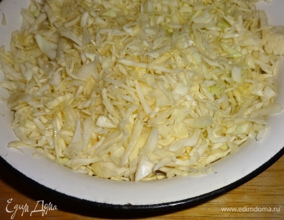 Сложить капусту в большую миску, посолить, помять руками до выделения сока. Дать постоять 10–15 минут.