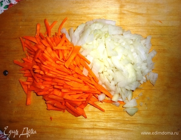Лук и морковь почистить, вымыть, обсушить. Морковь нарезать соломкой, лук — мелкими кубиками.