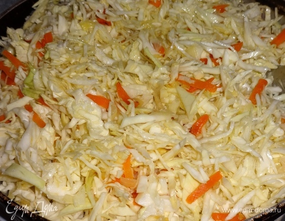 Выложить в сковороду капусту, перемешать.