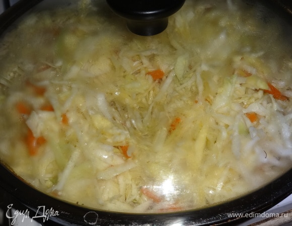 Накрыть сковороду крышкой и тушить на медленном огне до мягкости капусты.