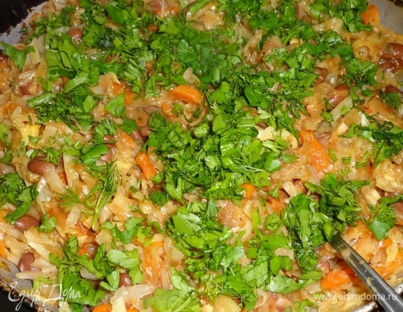 Добавить нарезанную зелень в сковороду, перемешать, тушить 5 минут и снять с огня.