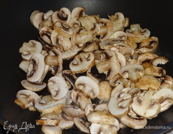 В сковороде разогреть оставшееся масло, выложить грибы и обжарить в течение нескольких минут. В конце жарки немного посолить.