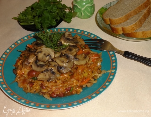 На тарелку положить капусту с фасолью, сверху выложить обжаренные шампиньоны. Украсить блюдо свежей зеленью и подать к столу. Угощайтесь! Вкусно и в теплом, и в холодном виде. Приятного аппетита!