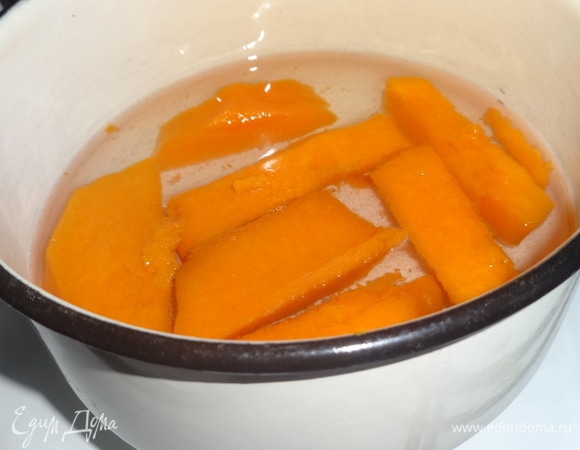 Тыкву очистить от кожуры, положить в воду и отварить до мягкости. Выложить тыкву из отвара и пюрировать блендером.