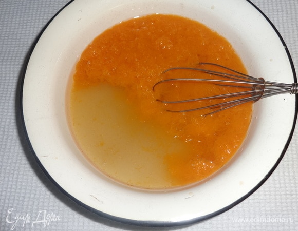 Соединить тыквенную смесь, сахар, растительное масло, перемешать.