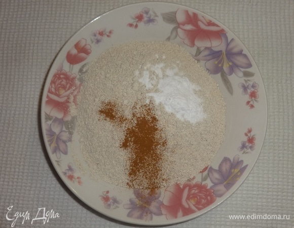 Соединить сухие ингредиенты: ржаную муку, соду, соль, корицу.