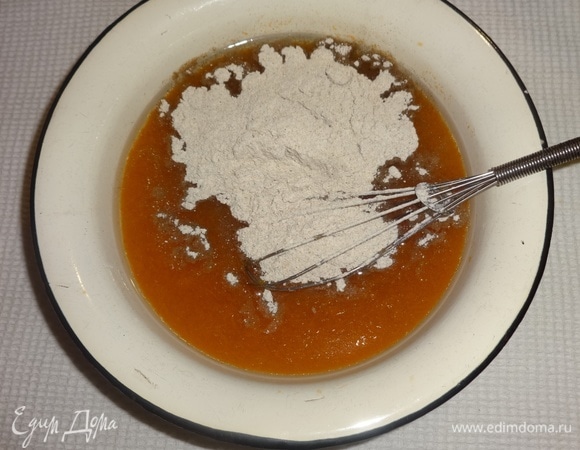 В сухую смесь постепенно вливать жидкую смесь и перемешивать.