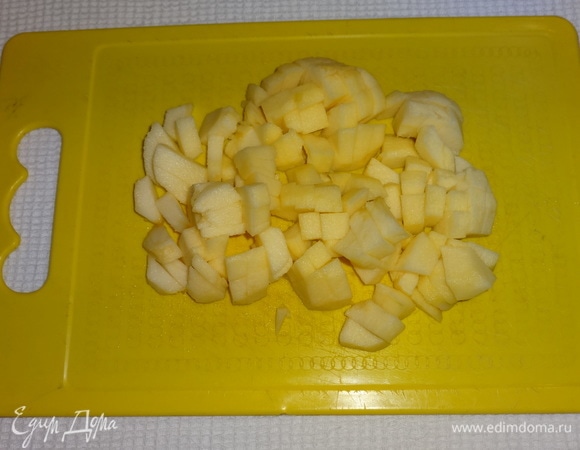 Яблоки очистить от кожуры и семян, нарезать кубиками.