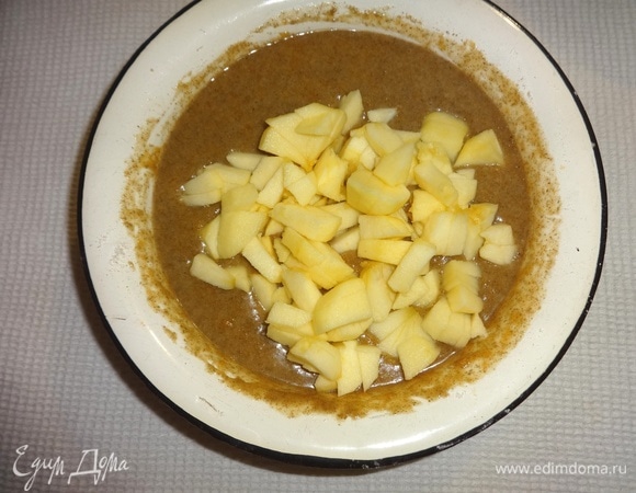 Добавить яблоки в тесто, перемешать.