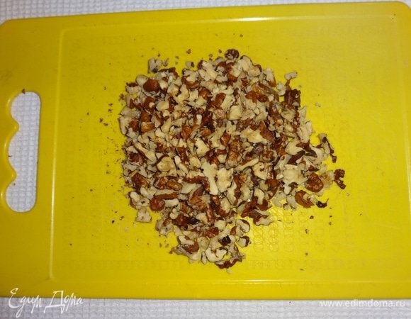 Орехи измельчить ножом.