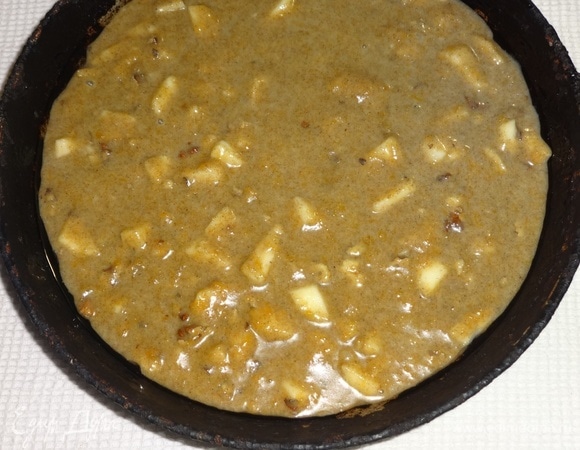 Добавить орехи в тесто, перемешать. Сковороду смазать растительным маслом, выложить тесто. Поставить в духовку, разогретую до 200°C, на 35–40 минут. Готовность проверить деревянной палочкой.