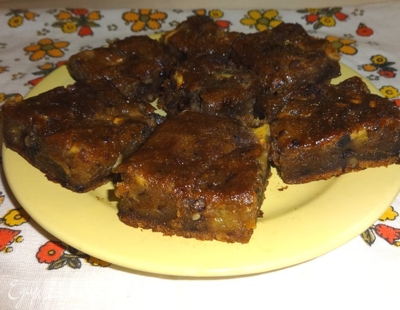 Достать пирог из духовки и дать ему полностью остыть в форме. Я, как всегда, поспешила, не дала пирогу полностью остыть, и он немного поломался.