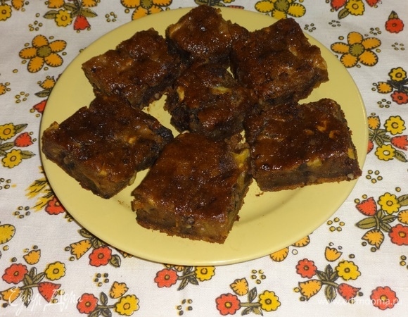 Вынуть пирог из формы, разрезать на порции и подать к чаю или кофе. Угощайтесь! Приятного аппетита!