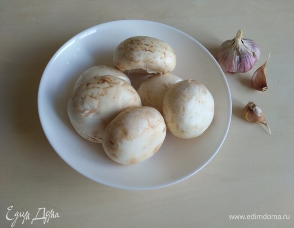 Шампиньоны помыть, убрать ножки, высушить на бумажном полотенце.