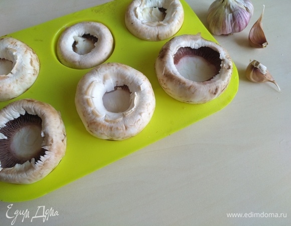 Положить в форму для запекания.