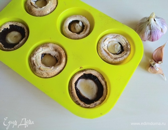 Отправляем в разогретую до 180°C духовку на 15 минут.