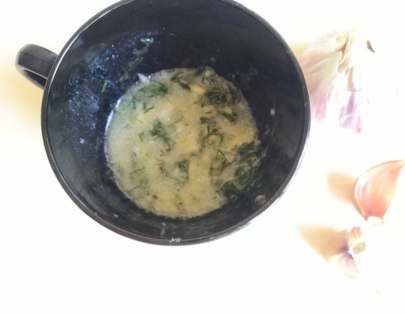 Растапливаем кусочек масла, добавляем к нему зубчик чеснока и зелень.