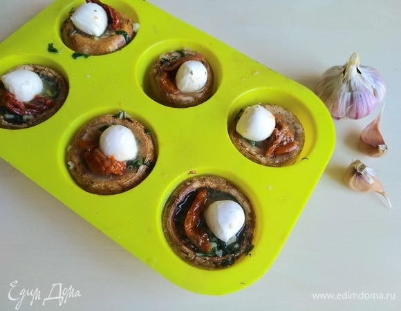 Кладем в каждый моцареллу и вяленые помидоры. Отправляем в духовку до расплавления сыра (примерно 5 минут).