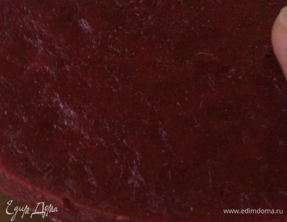 Сборка торта: вылить мусс в форму диаметром 18 см (я использую свою любимую форму эклипс), вкрутить в мусс замороженные желе с кремю, сверху вылить еще немного мусса, затем слегка втопить бисквит. Собранный торт заморозить.