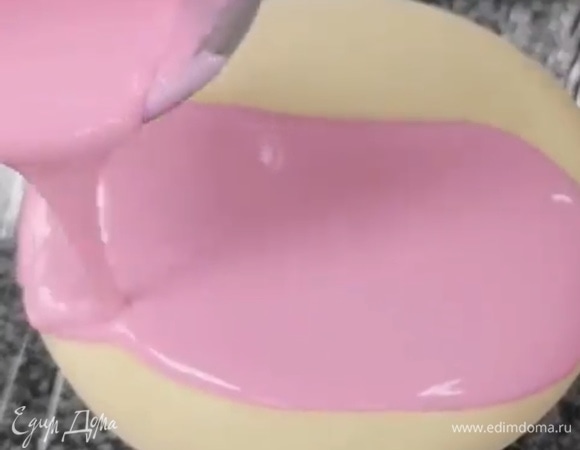 Для зеркальной глазури замочить желатин в воде. В сотейник налить воду, добавить сахар и сироп глюкозы (по желанию можно добавить краситель). Довести до кипения и проварить 10 секунд. В емкость (стакан от блендера) налить сгущенное молоко, добавить шоколад и какао-масло. Залить горячим сахарным сиропом. Добавить подготовленный желатин и пробить хорошенько блендером. Накрыть пленкой в контакт.