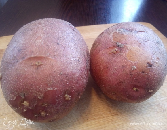 Возьмите розовую картошку, вымойте.