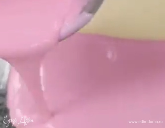 Глазурь охладить до температуры 35°C и полить ею замороженный торт. Поставить торт в холодильник, а перед подачей за 20 минут достать из холодильника.