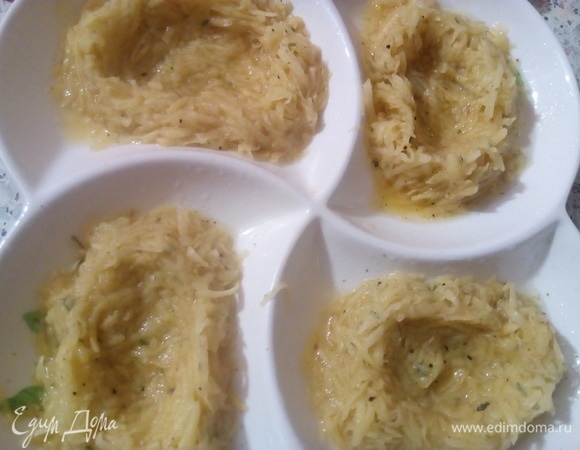 Сделать углубления в гнездах из картошки.