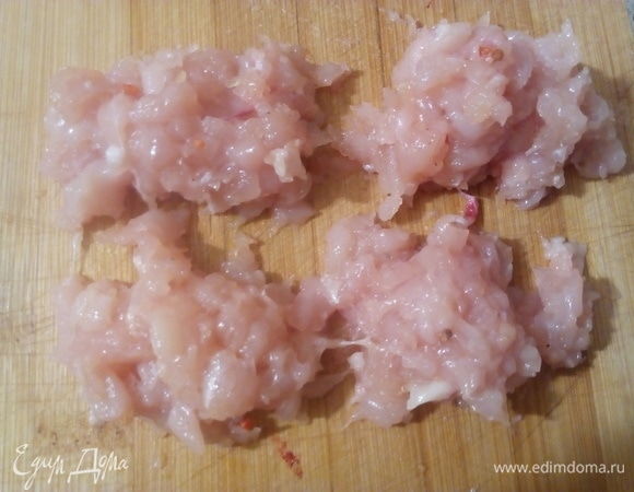 Разделить рубленое мясо на 4 части.