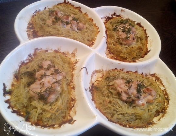 Готовое блюдо достать и посыпать зеленью укропа.