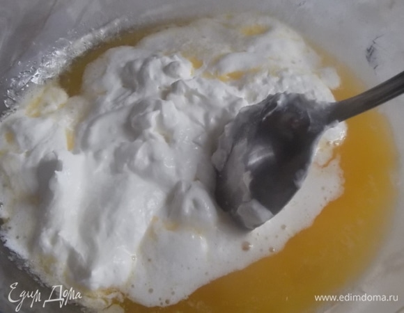 Приготовить тесто. Сметану смешать с растопленным сливочным маслом и содой.