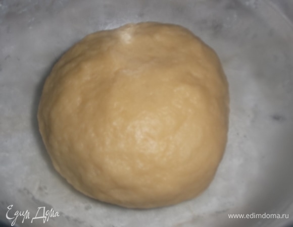 Замесить мягкое эластичное тесто. Завернуть в пленку и убрать в холодильник на 1 час.