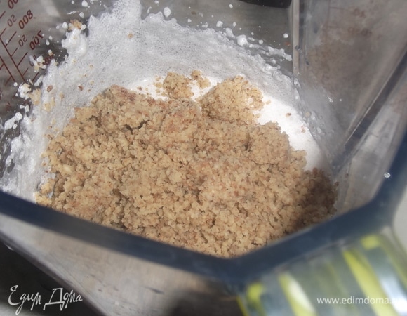 Сделать начинку. Белок взбить с сахаром и смешать с измельченными грецкими орехами. Разделить на четыре равных части. Грецкие орехи можно заменить на арахис.