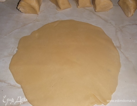 Тесто разделить на пять частей. Одну часть сделать больше остальных — это основа пахлавы. Все части теста раскатать в тонкий пласт толщиной 1–2 мм.