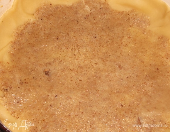 Самую большую часть выложить на дно формы. Сделать бортики. Выложить часть начинки, равномерно ее распределить, чередуя слои.