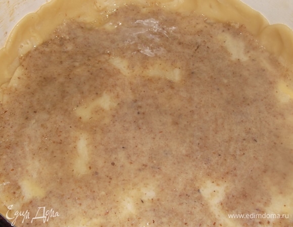 Каждый слой промазать растопленным сливочным маслом. Либо масло для промазки смешать сразу с ореховой смесью.