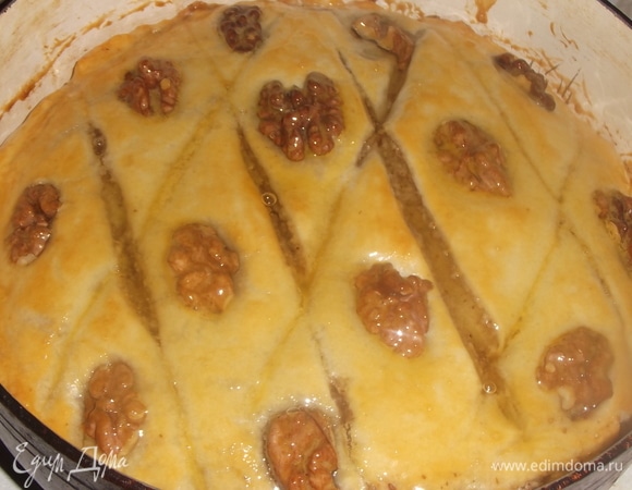 Поставить в разогретую до 200°C духовку. Выпекать 30 минут. Достать и смазать поверхность медом.