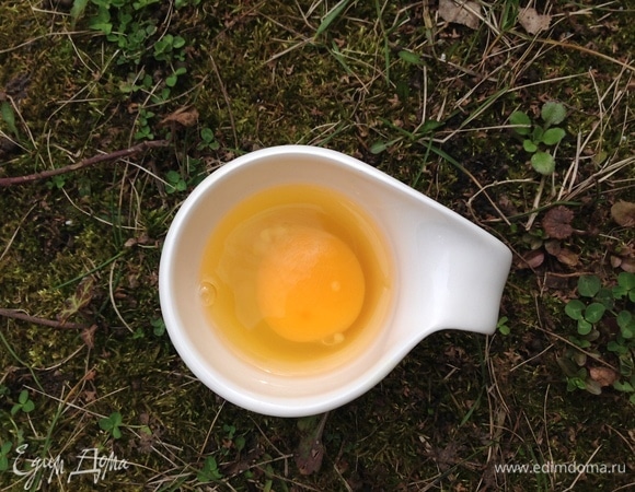 От трех яиц понадобятся только желтки.