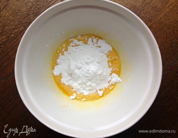Хорошо растираю желтки, взбиваю, добавляю сахарную пудру, взбиваю.