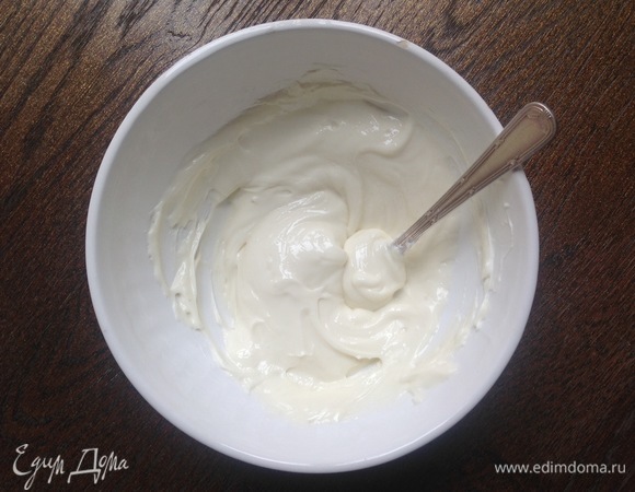 Маскарпоне аккуратно перемешиваю, добавляю ко взбитым желткам.
