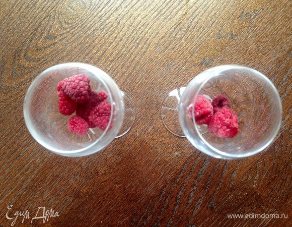 В бокалы кладу малину, затем — крем и чередую слои.
